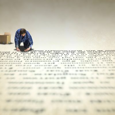 校对员阿凯逐条比对赘婿的荣耀条目与公开来源页面，笔记本上记着需要再次确认的疑点